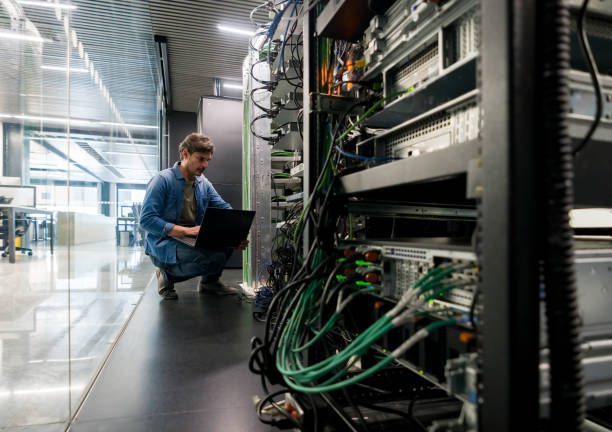 Técnico da DataRoad num corredor de datacenter junto a bastidores de rede